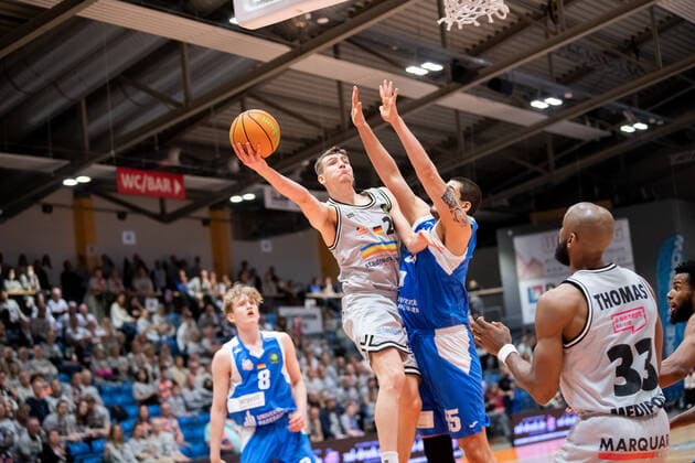 BARMER 2. Basketsball Bundesliga ProA Saison 2021 2022 Playoff Spieltag 1 Viertelfinale am 27.4.22 Medipolis SC Jena vs Uni Baskets Paderborn v.li. Lorenz Bank (Jena) beim Korbleger gegen Brad Thomas Greene (Paderborn) Sparkassen Arena