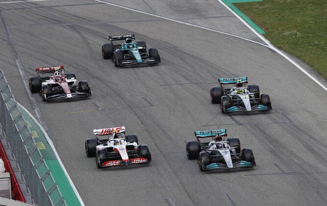 47 SCHUMACHER Mick (ger), Haas F1 Team VF-22 Ferrari, 63 RUSSELL George (gbr), Mercedes AMG F1 Team W13, 44 HAMILTON Lewis (gbr), Mercedes AMG F1 Team W13, action during the Formula 1 Grand Premio del Made in Italy e dell Emilia-Romagna 2022, 4th round of the 2022 FIA Formula One World Championship, WM, Weltmeisterschaft on the Imola Circuit, from April 22 to 24, 2022 in Imola, Italy - F1 - EMILIA ROMAGNA GRAND PRIX 2022 DPPI Panoramic F12022GP04ITA_JK307819