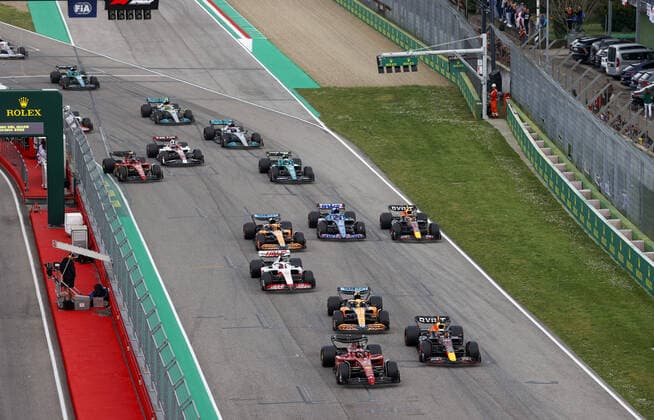 Start of the race, 01 VERSTAPPEN Max (nld), Red Bull Racing RB18, 16 LECLERC Charles (mco), Scuderia Ferrari F1-75, action during the Formula 1 Grand Premio del Made in Italy e dell Emilia-Romagna 2022, 4th round of the 2022 FIA Formula One World Championship, WM, Weltmeisterschaft on the Imola Circuit, from April 22 to 24, 2022 in Imola, Italy - F1 - EMILIA ROMAGNA GRAND PRIX 2022 DPPI Panoramic F12022GP04ITA_JK307864