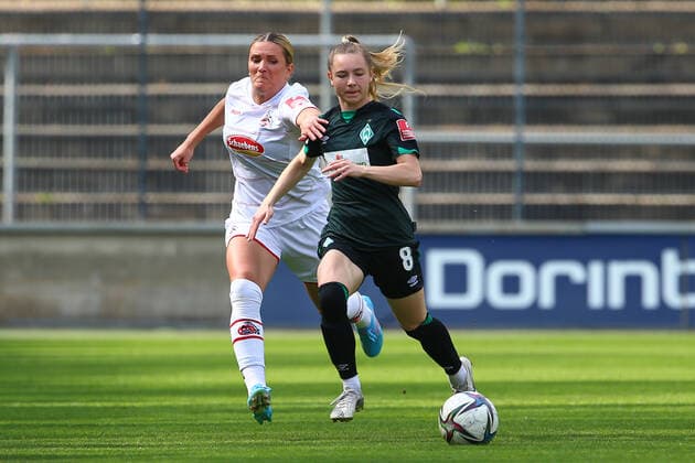 v.li.: Rachel Rinast (1. FC Köln, 31) und Michelle Weiß (SV Werder Bremen, 8) im Zweikampf, Duell, Dynamik, Aktion, Action, Spielszene, DIE DFB-RICHTLINIEN UNTERSAGEN JEGLICHE NUTZUNG VON FOTOS ALS SEQUENZBILDER UND ODER VIDEOÄHNLICHE FOTOSTRECKEN. DFB REGULATIONS PROHIBIT ANY USE OF PHOTOGRAPHS AS IMAGE SEQUENCES AND OR QUASI-VIDEO., 24.04.2022, Köln (Deutschland), Fussball, Flyeralarm Frauen-Bundesliga, 1. FC Köln - SV Werder Bremen
