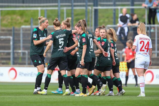v.li.: Spielerinnen des SV Werder Bremen mit Torjubel, Jubel, optimistisch, Spielszene, Highlight, Freude über das Tor zum 1:1, DIE DFB-RICHTLINIEN UNTERSAGEN JEGLICHE NUTZUNG VON FOTOS ALS SEQUENZBILDER UND ODER VIDEOÄHNLICHE FOTOSTRECKEN. DFB REGULATIONS PROHIBIT ANY USE OF PHOTOGRAPHS AS IMAGE SEQUENCES AND OR QUASI-VIDEO., 24.04.2022, Köln (Deutschland), Fussball, Flyeralarm Frauen-Bundesliga, 1. FC Köln - SV Werder Bremen