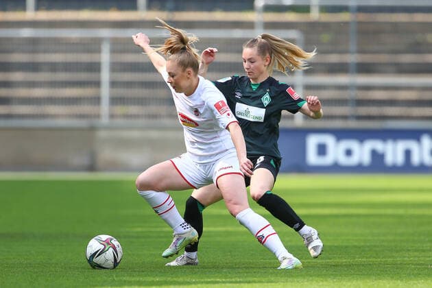 v.li.: Weronika Zawistowska (1. FC Köln, 24) und Michelle Weiß (SV Werder Bremen, 8) im Zweikampf, Duell, Dynamik, Aktion, Action, Spielszene, DIE DFB-RICHTLINIEN UNTERSAGEN JEGLICHE NUTZUNG VON FOTOS ALS SEQUENZBILDER UND ODER VIDEOÄHNLICHE FOTOSTRECKEN. DFB REGULATIONS PROHIBIT ANY USE OF PHOTOGRAPHS AS IMAGE SEQUENCES AND OR QUASI-VIDEO., 24.04.2022, Köln (Deutschland), Fussball, Flyeralarm Frauen-Bundesliga, 1. FC Köln - SV Werder Bremen