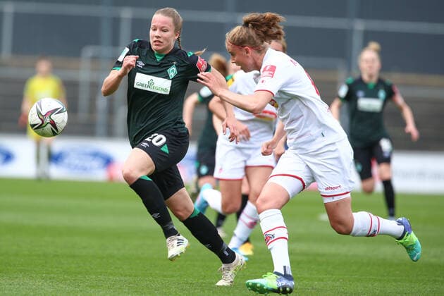 v.li.: Christin Meyer (SV Werder Bremen, 20) und Myrthe Moorrees (1. FC Köln, 6) im Zweikampf, Duell, Dynamik, Aktion, Action, Spielszene, DIE DFB-RICHTLINIEN UNTERSAGEN JEGLICHE NUTZUNG VON FOTOS ALS SEQUENZBILDER UND ODER VIDEOÄHNLICHE FOTOSTRECKEN. DFB REGULATIONS PROHIBIT ANY USE OF PHOTOGRAPHS AS IMAGE SEQUENCES AND OR QUASI-VIDEO., 24.04.2022, Köln (Deutschland), Fussball, Flyeralarm Frauen-Bundesliga, 1. FC Köln - SV Werder Bremen