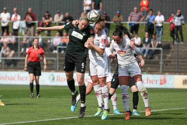 v.li.: Katharina Schiechtl (SV Werder Bremen, 9) und Myrthe Moorrees (1. FC Köln, 6) im Kopfballduell, Kopfball, Zweikampf, Action, Aktion, Spielszene, DIE DFB-RICHTLINIEN UNTERSAGEN JEGLICHE NUTZUNG VON FOTOS ALS SEQUENZBILDER UND ODER VIDEOÄHNLICHE FOTOSTRECKEN. DFB REGULATIONS PROHIBIT ANY USE OF PHOTOGRAPHS AS IMAGE SEQUENCES AND OR QUASI-VIDEO., 24.04.2022, Köln (Deutschland), Fussball, Flyeralarm Frauen-Bundesliga, 1. FC Köln - SV Werder Bremen