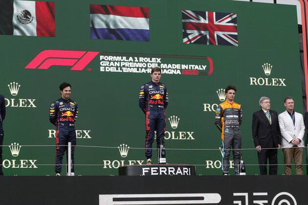Von links: Platz 2 Sergio Checo Perez (MEX, Oracle Red Bull Racing 11), Sieg Max Verstappen (NED, Oracle Red Bull Racing 1), Dritter Lando Norris (UK, McLaren F1 Team 4) ITA, Formel 1 Grand Prix Emilia Romagna, Imola, 24.04.2022 ITA, Formel 1 Grand Prix Emilia Romagna, Imola, 24.04.2022 Imola