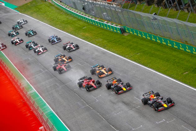 Start, 1 Max Verstappen (NLD, Oracle Red Bull Racing), 11 Sergio Perez (MEX, Oracle Red Bull Racing), 16 Charles Leclerc (MCO, Scuderia Ferrari), 4 Lando Norris (GBR, McLaren F1 Team), F1 Grand Prix of Emilia Romagna at Autodromo Enzo e Dino Ferrari on April 24, 2022 in Imola, Italy. (Photo by HOCH ZWEI) Imola Italy