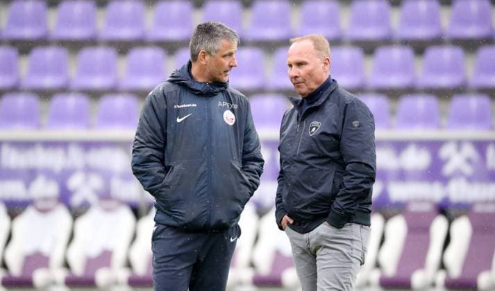 Aue, 24.04.2022, Erzgebirgsstadion, Fussball, 2.Bundesliga, 31.Spieltag , FC Erzgebirge Aue vs. FC Hansa Rostock , Im Bild von links: Trainer Jens Härtel Haertel (Rostock), Trainer Pavel Dotchev, Erzgebirge Aue. , Gemäß den Vorgaben der DFL Deutsche Fußball Liga ist es untersagt, in dem Stadion und oder vom Spiel angefertigte Fotoaufnahmen in Form von Sequenzbildern und oder videoähnlichen Fotostrecken zu verwerten bzw. verwerten zu lassen. ,