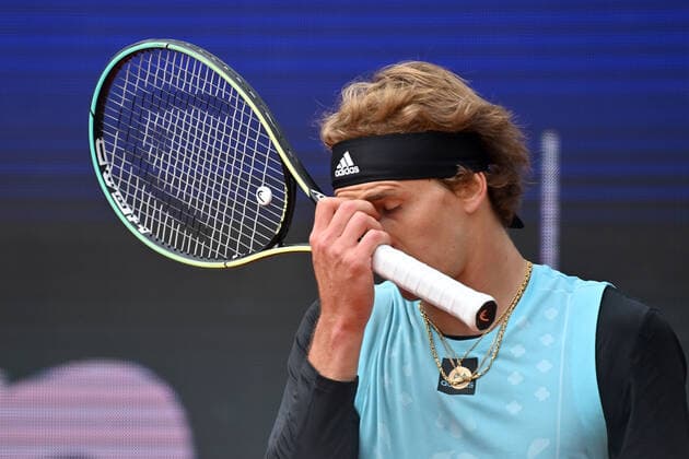 Alexander ZVEREV (GER), Enttaeuschung,Frust,enttaeuscht, frustriert,niedergeschlagen,Niederlage, Ausscheiden. Aktion,Einzelbild,angeschnittenes Einzelmotiv,Portraet,Portrait,Porträt. Tennis BMW Open 2022 am 27.04.2022 in Muenchen.
