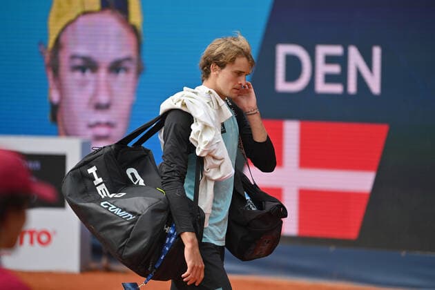 Alexander ZVEREV (GER) nach seinem Ausscheiden,Niederlage gegen Holger RUNE (DEN),Abgang, Enttaeuschung,Frust,enttaeuscht, frustriert,niedergeschlagen,Niederlage, Ausscheiden. Aktion,Einzelbild,angeschnittenes Einzelmotiv,Halbfigur,halbe Figur. Tennis BMW Open 2022 am 27.04.2022 in Muenchen.