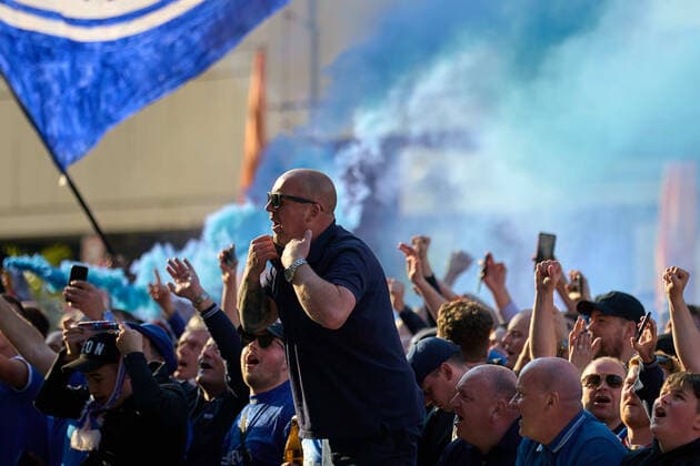 28.04.2022, GER, Fußball, Europa League, 2021 2022, RB Leipzig - Glasgow Rangers Fans warten auf Mannschaft der Glasgow Rangers, Fahne, Flagge, Bier, Hände in der Luft, anfeuern, Schotten, Steigenberger Hotel, Leipzig, Pyro, Rauchtopf, Nebel Leipzig Steigenberger Hotel Sachsen Deutschland