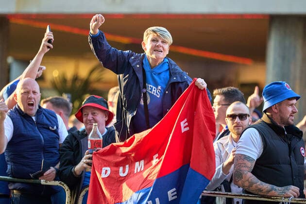 28.04.2022, GER, Fußball, Europa League, 2021 2022, RB Leipzig - Glasgow Rangers Fans warten auf Mannschaft der Glasgow Rangers, Fahne, Flagge, Bier, Hände in der Luft, anfeuern, Schotten, Steigenberger Hotel, Leipzig, Frau ballt Faust Leipzig Steigenberger Hotel Sachsen Deutschland