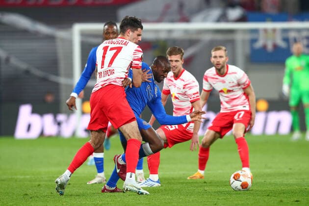 28.04.2022, xtgx, Fussball UEFA European League, RB Leipzig - Glasgow Rangers FC emspor, v.l. Dominik Szoboszlai (Leipzig, 17), Glen Kamara (Glasgow Rangers, 18) Zweikampf, Duell, Kampf, tackle (DFL DFB REGULATIONS PROHIBIT ANY USE OF PHOTOGRAPHS as IMAGE SEQUENCES and or QUASI-VIDEO) Leipzig