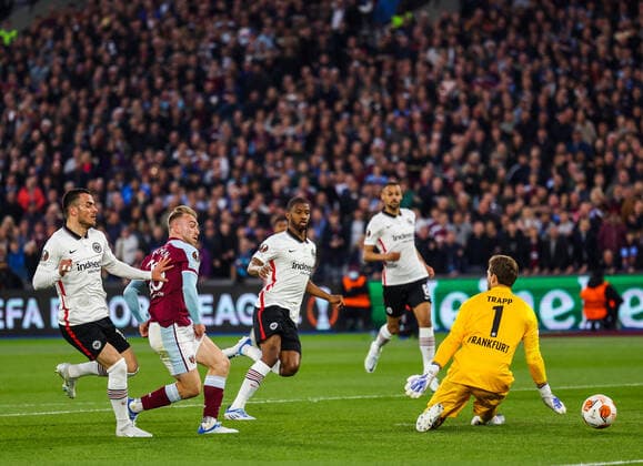 Mandatory Credit: Photo by Simon Dael Shutterstock (12914205ap) Jarrod Bowen of West Ham United shoots past Goalkeeper Kevin Trapp of Eintracht Frankfurt and hits the post West Ham United v Eintracht Frankfurt, UEFA Europa League, Semi-Final, First Leg, Football, The London Stadium, London, UK - 28 Apr 2022 EDITORIAL USE ONLY No use with unauthorised audio, video, data, fixture lists, club league logos or live services. Online in-match use limited to 120 images, no video emulation. No use in betting, games or single club league player publications. West Ham United v Eintracht Frankfurt, UEFA Europa League, Semi-Final, First Leg, Football, The London Stadium, London, UK - 28 Apr 2022 EDITORIAL USE ONLY No use with unauthorised audio, video, data, fixture lists, club league logos or live services. Online in-match use limited to 120 images, no video emulation. No use in betting, games or single club league player publications. Copyright: xSimonxDael Shutterstockx 12914205ap