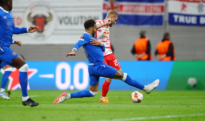 RB Leipzig - Glasgow Rangers 28.04.2022 Leipzig, 28.04.2022, Red Bull Arena, Fussball, UEFA Europa League, Halbfinale , RB Leipzig vs. Glasgow Rangers FC , Im Bild v.l.: Connor Goldson (6, Rangers) vor Konrad Laimer (27, RB Leipzig) , UEFA regulations prohibit any use of photographs as image sequences and or quasi-video ,