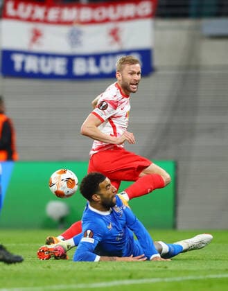 RB Leipzig - Glasgow Rangers 28.04.2022 Leipzig, 28.04.2022, Red Bull Arena, Fussball, UEFA Europa League, Halbfinale , RB Leipzig vs. Glasgow Rangers FC , Im Bild v.l.: Connor Goldson (6, Rangers) vor Konrad Laimer (27, RB Leipzig) , UEFA regulations prohibit any use of photographs as image sequences and or quasi-video ,