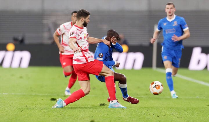 RB Leipzig - Glasgow Rangers 28.04.2022 Leipzig, 28.04.2022, Red Bull Arena, Fussball, UEFA Europa League, Halbfinale Hinspiel, RB Leipzig vs. Rangers FC Glasgow , Im Bild von links; Josko Gvardiol (32, RB Leipzig), Glen Kamara (18, Rangers). , UEFA regulations prohibit any use of photographs as image sequences and or quasi-video.