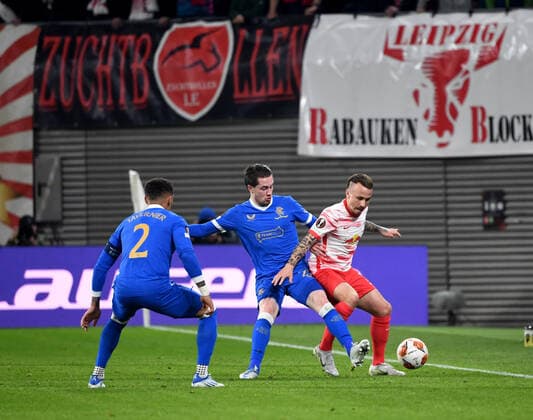 Fussball, Herren, Saison 2021 2022, Europa League (Halbfinale, Hinspiel), RB Leipzig - Glasgow Rangers, v. l. James Tavernier (Glasgow Rangers), Scott Wrigh (Glasgow Rangers), Angelino (RB Leipzig), 28.04. 2022, Copyright: xSebastianxRäppold MatthiasxKochx