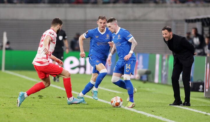 RB Leipzig - Glasgow Rangers 28.04.2022 Leipzig, 28.04.2022, Red Bull Arena, Fussball, UEFA Europa League, Halbfinale Hinspiel, RB Leipzig vs. Rangers FC Glasgow , Im Bild von links; Josko Gvardiol (32, RB Leipzig), Borna Barisic (31, Rangers), Ryan Kent (14, Rangers) , Trainer Domenico Tedesco (RB Leipzig). , UEFA regulations prohibit any use of photographs as image sequences and or quasi-video.