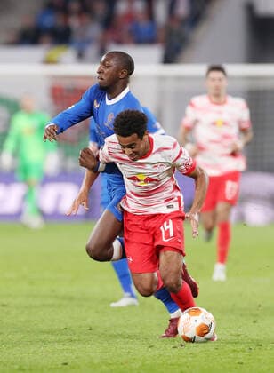 RB Leipzig - Glasgow Rangers 28.04.2022 Leipzig, 28.04.2022, Red Bull Arena, Fussball, UEFA Europa League, Halbfinale Hinspiel, RB Leipzig vs. Rangers FC Glasgow , Im Bild von vorn; Christopher Nkunku (18, RB Leipzig), Glen Kamara (18, Rangers). , UEFA regulations prohibit any use of photographs as image sequences and or quasi-video.