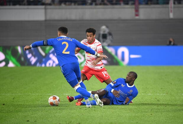 Fussball, Herren, Saison 2021 2022, Europa League (Halbfinale, Hinspiel), RB Leipzig - Glasgow Rangers, v. l. James Tavernier (Glasgow Rangers), Tyler Adams (RB Leipzig), Glen Kamar (Glasgow Rangers), 28.04. 2022, Copyright: xSebastianxRäppold MatthiasxKochx