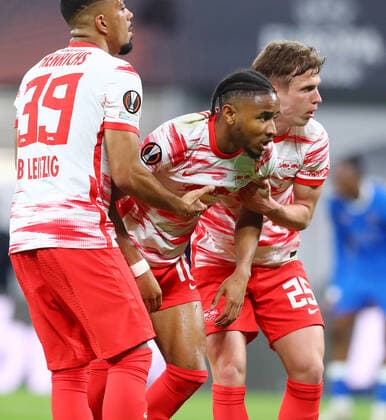 RB Leipzig - Glasgow Rangers 28.04.2022 Leipzig, 28.04.2022, Red Bull Arena, Fussball, UEFA Europa League, Halbfinale , RB Leipzig vs. Glasgow Rangers FC , Trost nach vergebener Torchance. Im Bild v.l.: Benjamin Henrichs (39, RB Leipzig), Christopher Nkunku (18, RB Leipzig) und Dani Olmo (25, RB Leipzig) , UEFA regulations prohibit any use of photographs as image sequences and or quasi-video ,