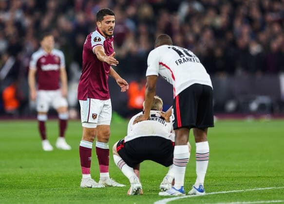 Mandatory Credit: Photo by Simon Dael Shutterstock (12914205dd) Pablo Fornals of West Ham United is not happy with Martin Hinteregger of Eintracht Frankfurt timewasting West Ham United v Eintracht Frankfurt, UEFA Europa League, Semi-Final, First Leg, Football, The London Stadium, London, UK - 28 Apr 2022 EDITORIAL USE ONLY No use with unauthorised audio, video, data, fixture lists, club league logos or live services. Online in-match use limited to 120 images, no video emulation. No use in betting, games or single club league player publications. West Ham United v Eintracht Frankfurt, UEFA Europa League, Semi-Final, First Leg, Football, The London Stadium, London, UK - 28 Apr 2022 EDITORIAL USE ONLY No use with unauthorised audio, video, data, fixture lists, club league logos or live services. Online in-match use limited to 120 images, no video emulation. No use in betting, games or single club league player publications. Copyright: xSimonxDael Shutterstockx 12914205dd