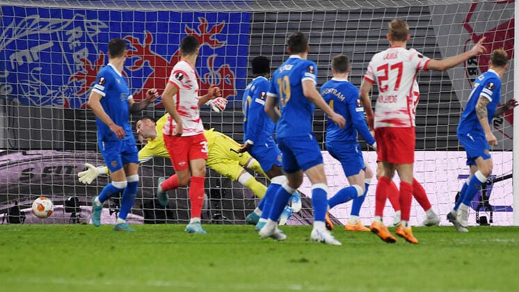 Fußball UEFA Europa League, Halbfinale, Hinspiel Saison 2021 2022, RB Leipzig vs. Glasgow Rangers (28.04.2022) Tor RB Leipzig durch Angelino (Linker Verteidiger RB Leipzig, Rueckennummer 3, 3) (nicht im Bild) beim Spiel RB Leipzig gegen Glasgow Rangers (28.04.2022). Allan McGregor (Torwart Glasgow Rangers, Rueckennummer 1) (hinten) streckt sich vergebens. Andre Silva (Mittelstuermer RB Leipzig, Rueckennummer 33, 33), Konrad Laimer (Zentrales Mittelfeld RB Leipzig, Rueckennummer 27, 27) jubeln. Leipzig Sachsen Deutschland Red Bull Arena