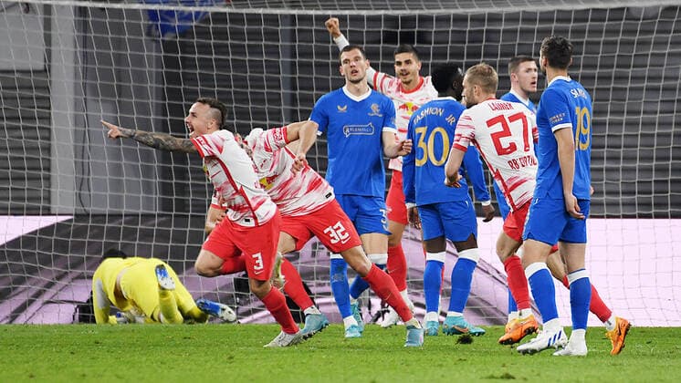 Fußball UEFA Europa League, Halbfinale, Hinspiel Saison 2021 2022, RB Leipzig vs. Glasgow Rangers (28.04.2022) Tor RB Leipzig durch Angelino (Linker Verteidiger RB Leipzig, Rueckennummer 3, 3 ( (Mitte, jubelnd) beim Spiel RB Leipzig gegen Glasgow Rangers (28.04.2022). Allan McGregor (Torwart Glasgow Rangers, Rueckennummer 1) (hinten) streckt sich vergebens. Andre Silva (Mittelstuermer RB Leipzig, Rueckennummer 33, 33), Konrad Laimer (Zentrales Mittelfeld RB Leipzig, Rueckennummer 27, 27) jubeln. Leipzig Sachsen Deutschland Red Bull Arena