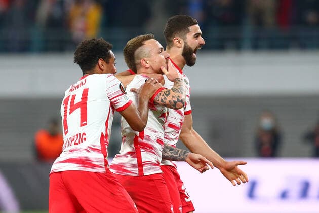 28.04.2022, xtgx, Fussball UEFA European League, RB Leipzig - Glasgow Rangers FC emspor, v.l. Tyler Adams (Leipzig, 14), Angelino (Leipzig, 3), Josko Gvardiol (Leipzig, 32) Jubel, Torjubel, jubelt ueber das Tor, celebrate the goal, celebration (DFL DFB REGULATIONS PROHIBIT ANY USE OF PHOTOGRAPHS as IMAGE SEQUENCES and or QUASI-VIDEO) Leipzig