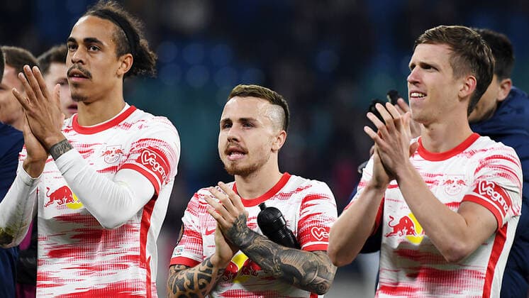 Fußball UEFA Europa League, Halbfinale, Hinspiel Saison 2021 2022, RB Leipzig vs. Glasgow Rangers (28.04.2022) Yussuf Poulsen (Mittelstuermer RB Leipzig, Rueckennummer 9, 9), Angelino (Linker Verteidiger RB Leipzig, Rueckennummer 3, 3), Dani Olmo (Offensives Mittelfeld RB Leipzig, Rueckennummer 25, 25) bedanken sich nach dem Spiel RB Leipzig gegen Glasgow Rangers (28.04.2022) bei den Fans. Leipzig Sachsen Deutschland Red Bull Arena