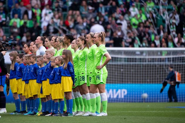 Jill Roord (VfL Wolfsburg), Lena Lattwein (VfL Wolfsburg), Tabea Waßmuth (VfL Wolfsburg) und Team vor dem Spiel beim einlaufen mit Kindern in Ukraine T-Shirts, GER, VfL Wolfsburg vs. FC Barcelona, Barca UEFA Womens Champions League, Halbfinale Rueckspiel, Spielzeit 2021 2022, 30.04.2022 GER, VfL Wolfsburg vs. FC Barcelona, UEFA Womens Champions League, Halbfinale Rueckspiel, Spielzeit 2021 2022, 30.04.2022 Copyright: xEibner Memmlerx EP_MMR