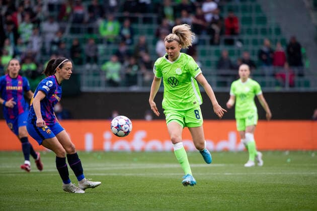 Lena Lattwein (VfL Wolfsburg) im Zweikampf mit Aitana Bonmati FC Barcelona, Barca , GER, VfL Wolfsburg vs. FC Barcelona, UEFA Womens Champions League, Halbfinale Rueckspiel, Spielzeit 2021 2022, 30.04.2022 GER, VfL Wolfsburg vs. FC Barcelona, UEFA Womens Champions League, Halbfinale Rueckspiel, Spielzeit 2021 2022, 30.04.2022 Copyright: xEibner Memmlerx EP_MMR