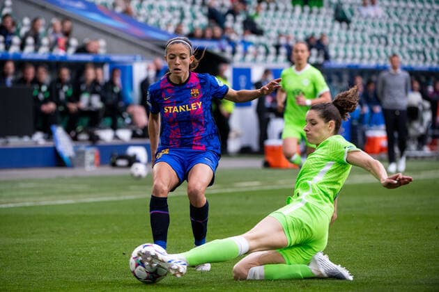 Aitana Bonmati FC Barcelona, Barca im Zweikampf mit Dominique Janssen (VfL Wolfsburg), GER, VfL Wolfsburg vs. FC Barcelona, UEFA Womens Champions League, Halbfinale Rueckspiel, Spielzeit 2021 2022, 30.04.2022 GER, VfL Wolfsburg vs. FC Barcelona, UEFA Womens Champions League, Halbfinale Rueckspiel, Spielzeit 2021 2022, 30.04.2022 Copyright: xEibner Memmlerx EP_MMR
