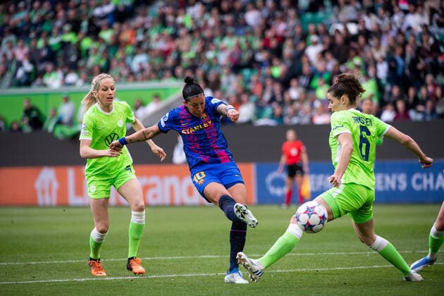 Jennifer Hermoso FC Barcelona, Barca im Zweikampf mit Dominique Janssen (VfL Wolfsburg), GER, VfL Wolfsburg vs. FC Barcelona, UEFA Womens Champions League, Halbfinale Rueckspiel, Spielzeit 2021 2022, 30.04.2022 GER, VfL Wolfsburg vs. FC Barcelona, UEFA Womens Champions League, Halbfinale Rueckspiel, Spielzeit 2021 2022, 30.04.2022 Copyright: xEibner Memmlerx EP_MMR