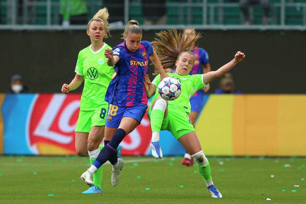 v.li.: Ana-Maria Crnogorcevic FC Barcelona, Barca Barca, 18) und Lynn Wilms (VfL Wolfsburg, 2) im Zweikampf, Duell, Dynamik, Aktion, Action, Spielszene, 30.04.2022, Wolfsburg (Deutschland), Fussball, UEFA Womens Champions League, VfL Wolfsburg - FC Barcelona