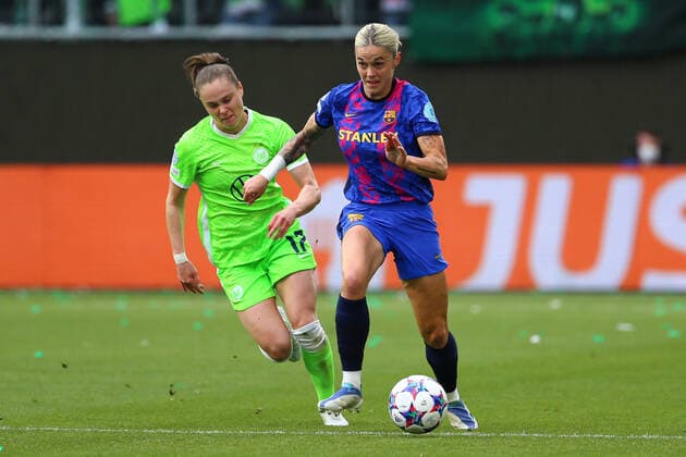 v.li.: Ewa Pajor (VfL Wolfsburg, 17) und Maria Pilar Leon FC Barcelona, Barca Barca, 4) im Laufduell, Zweikampf, Duell, Dynamik, Aktion, Action, Spielszene, 30.04.2022, Wolfsburg (Deutschland), Fussball, UEFA Womens Champions League, VfL Wolfsburg - FC Barcelona