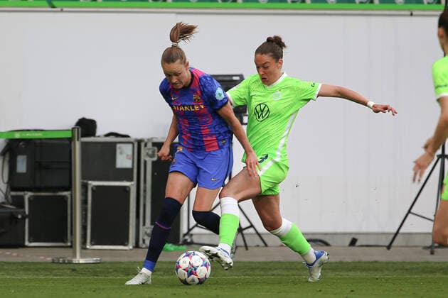 v.li.: Caroline Graham Hansen FC Barcelona, Barca Barca, 7) und Felicitas Rauch (VfL Wolfsburg, 13) im Zweikampf, Duell, Dynamik, Aktion, Action, Spielszene, 30.04.2022, Wolfsburg (Deutschland), Fussball, UEFA Womens Champions League, VfL Wolfsburg - FC Barcelona