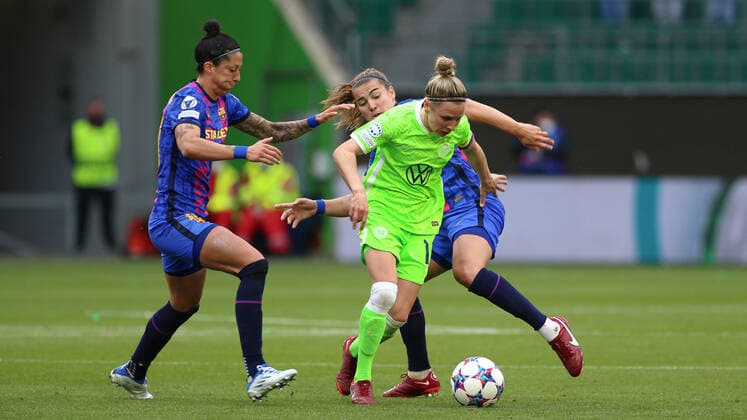 v.li.: Jennifer Hermoso (Jenni, FC Barcelona, Barca Barca, 10), Patricia Guijarro (FC Barcelona, Barca, 12) und Svenja Huth (VfL Wolfsburg, 10) im Zweikampf, Duell, Dynamik, Aktion, Action, Spielszene, 30.04.2022, Wolfsburg (Deutschland), Fussball, UEFA Womens Champions League, VfL Wolfsburg - FC Barcelona