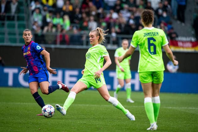 Jill Roord (VfL Wolfsburg) am Ball, GER, VfL Wolfsburg vs. FC Barcelona, Barca UEFA Womens Champions League, Halbfinale Rueckspiel, Spielzeit 2021 2022, 30.04.2022 GER, VfL Wolfsburg vs. FC Barcelona, UEFA Womens Champions League, Halbfinale Rueckspiel, Spielzeit 2021 2022, 30.04.2022 Copyright: xEibner Memmlerx EP_MMR