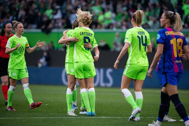 Tabea Waßmuth (VfL Wolfsburg), Lena Lattwein (VfL Wolfsburg) jubeln ueber das Tor zum 1:0, GER, VfL Wolfsburg vs. FC Barcelona, Barca UEFA Womens Champions League, Halbfinale Rueckspiel, Spielzeit 2021 2022, 30.04.2022 GER, VfL Wolfsburg vs. FC Barcelona, UEFA Womens Champions League, Halbfinale Rueckspiel, Spielzeit 2021 2022, 30.04.2022 Copyright: xEibner Memmlerx EP_MMR