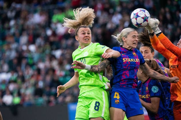 Lena Lattwein (VfL Wolfsburg) im Zweikampf mit Maria Leon FC Barcelona, Barca , GER, VfL Wolfsburg vs. FC Barcelona, UEFA Womens Champions League, Halbfinale Rueckspiel, Spielzeit 2021 2022, 30.04.2022 GER, VfL Wolfsburg vs. FC Barcelona, UEFA Womens Champions League, Halbfinale Rueckspiel, Spielzeit 2021 2022, 30.04.2022 Copyright: xEibner Memmlerx EP_MMR