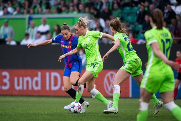 Jill Roord (VfL Wolfsburg) im Zweikampf mit Alexia Putellas FC Barcelona, Barca , GER, VfL Wolfsburg vs. FC Barcelona, UEFA Womens Champions League, Halbfinale Rueckspiel, Spielzeit 2021 2022, 30.04.2022 GER, VfL Wolfsburg vs. FC Barcelona, UEFA Womens Champions League, Halbfinale Rueckspiel, Spielzeit 2021 2022, 30.04.2022 Copyright: xEibner Memmlerx EP_MMR