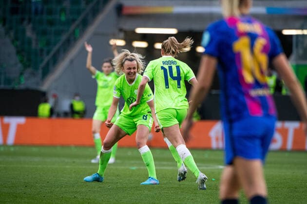 Jill Roord (VfL Wolfsburg), Lena Lattwein (VfL Wolfsburg) jubeln ueber das Tor zum 2:0, GER, VfL Wolfsburg vs. FC Barcelona, Barca UEFA Womens Champions League, Halbfinale Rueckspiel, Spielzeit 2021 2022, 30.04.2022 GER, VfL Wolfsburg vs. FC Barcelona, UEFA Womens Champions League, Halbfinale Rueckspiel, Spielzeit 2021 2022, 30.04.2022 Copyright: xEibner Memmlerx EP_MMR
