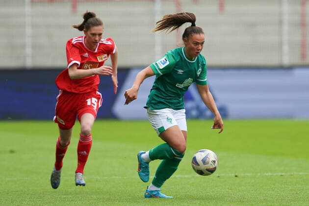 v.li.: Louisa Kähler (1. FC Union Berlin, 15) undw11 im Laufduell, Zweikampf, Duell, Dynamik, Aktion, Action, Spielszene, 01.05.2022, Berlin (Deutschland), Fussball, Testspiel, 1. FC Union Berlin - SV Werder Bremen