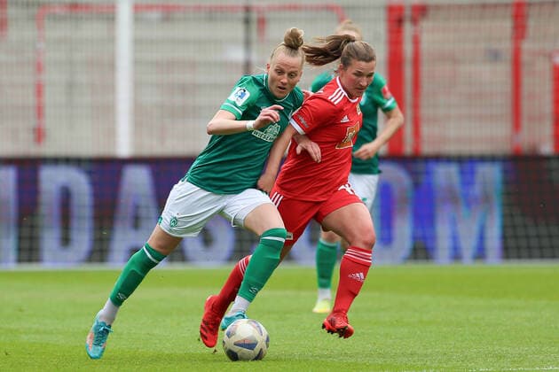 v.li.: Lina Hausicke (SV Werder Bremen, 18) und Katja Orschmann (1. FC Union Berlin, 11) im Zweikampf, Duell, Dynamik, Aktion, Action, Spielszene, 01.05.2022, Berlin (Deutschland), Fussball, Testspiel, 1. FC Union Berlin - SV Werder Bremen