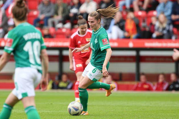 Reena Wichmann (SV Werder Bremen, 6) am Ball, Einzelbild, Ganzkörper, Aktion, Action, Spielszene, 01.05.2022, Berlin (Deutschland), Fussball, Testspiel, 1. FC Union Berlin - SV Werder Bremen
