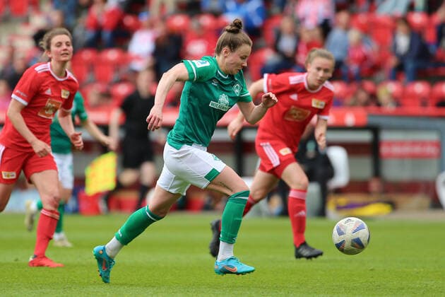 v.li.: Agata Tarczynska (SV Werder Bremen, 10) am Ball, Einzelbild, Ganzkörper, Aktion, Action, Spielszene, 01.05.2022, Berlin (Deutschland), Fussball, Testspiel, 1. FC Union Berlin - SV Werder Bremen