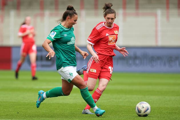 v.li.: Maja Sternad (SV Werder Bremen, 11) und Louisa Kähler (1. FC Union Berlin, 15) im Zweikampf, Duell, Dynamik, Aktion, Action, Spielszene, 01.05.2022, Berlin (Deutschland), Fussball, Testspiel, 1. FC Union Berlin - SV Werder Bremen