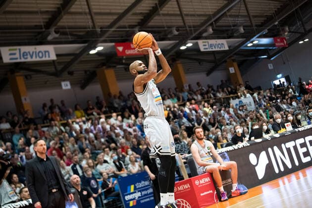 BARMER 2. Basketsball Bundesliga ProA Saison 2021 2022 Playoff Viertelfinale Spiel 5 am 01.5.22 Medipolis SC Jena vs Uni Baskets Paderborn Brandon Thomas (Jena) mit dem 3 Punkt Wurf Sparkassen Arena