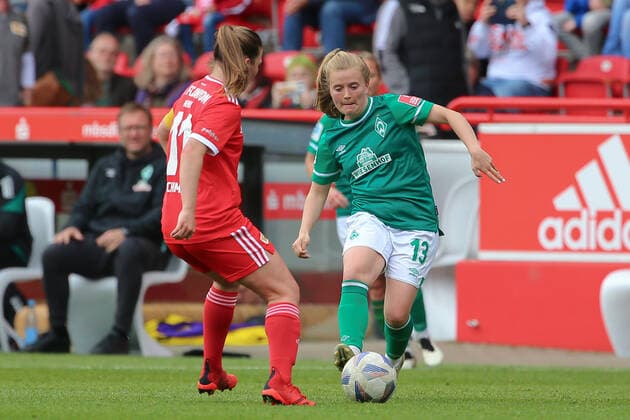 v.li.: Katja Orschmann (1. FC Union Berlin, 11) und Ricarda Walkling (SV Werder Bremen, 13) im Zweikampf, Duell, Dynamik, Aktion, Action, Spielszene, 01.05.2022, Berlin (Deutschland), Fussball, Testspiel, 1. FC Union Berlin - SV Werder Bremen